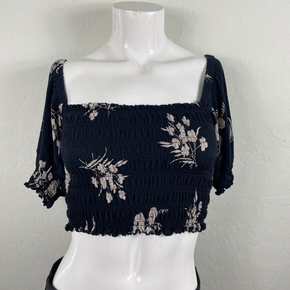 URBAN OUTFITTERS Size XS Giselle Smocked Black Cropped Top - Picture 1 of 8